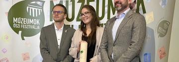 Sári Zsolt átadja az ICOM különdíjat a Kuny Múzeum képviselőinek