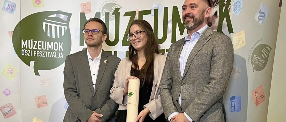 Sári Zsolt átadja az ICOM különdíjat a Kuny Múzeum képviselőinek