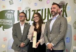 Sári Zsolt átadja az ICOM különdíjat a Kuny Múzeum képviselőinek